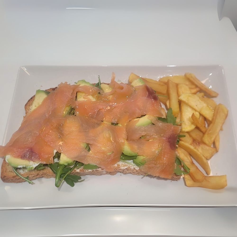 Tosta de Salmón Ahumado Pan Payes acompañado de Queso Crema, Rúcula, Aguacate y Salmón
