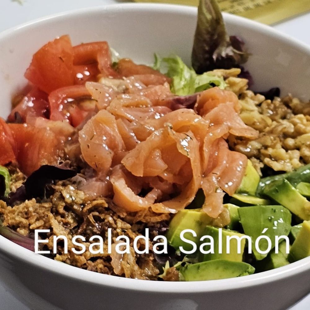 Ensalada de Salmón Base de Mix de Lechugas acompañada de Salmón Ahumado, Cebolla Crujiente,Tomate, Aguacate y Frutos Secos con Aceite de Eneldo