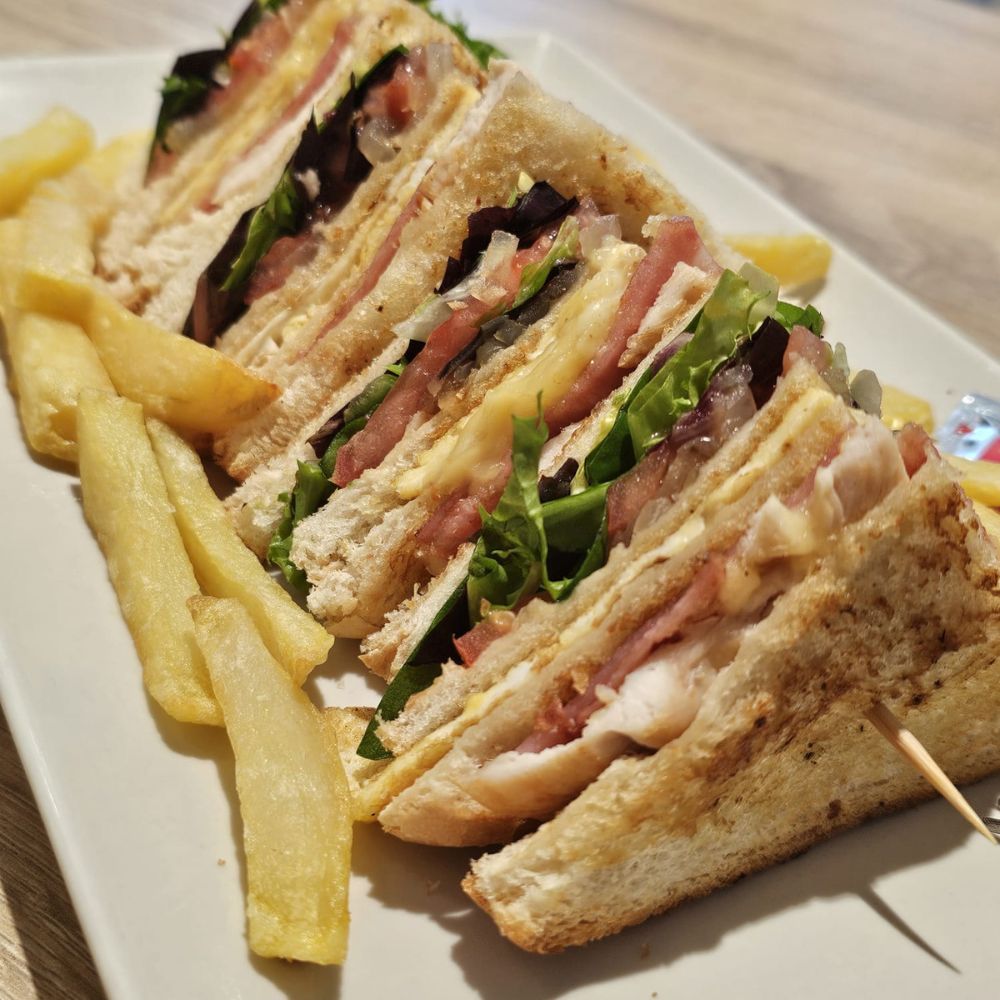 Sanwhic Art Cuatro Panes acompañados de Lechuga, Tomate, Cebolla, Bacon, Queso, York, Pollo y Tortilla Francesa